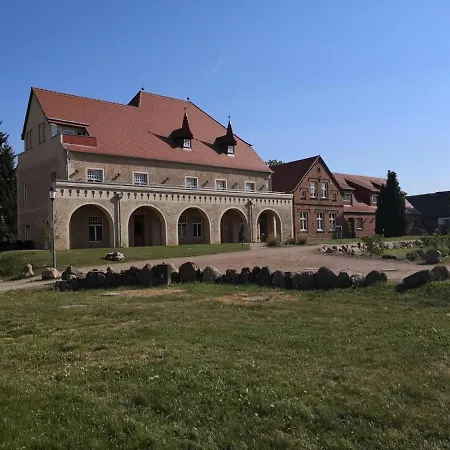 Der Westfluegel Knappe Gerhard * Stolpe auf Usedom